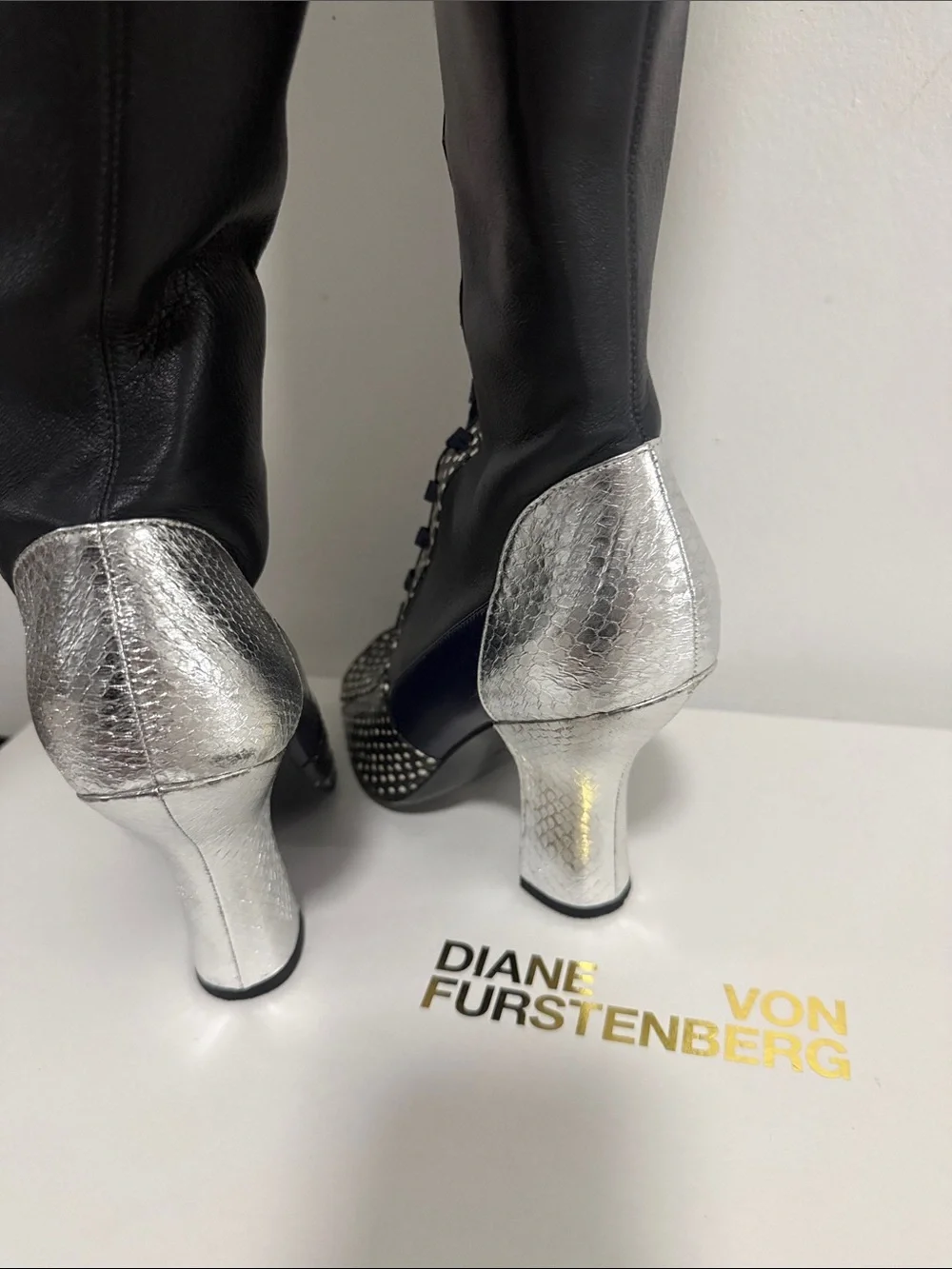 Diane Von Furstenberg out navy